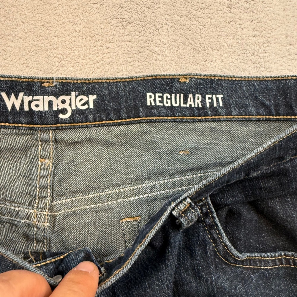 Wrangler Regular Fit Men's Jeans, Dark Wash Denim, Size 40x30 - Picture 3 of 8